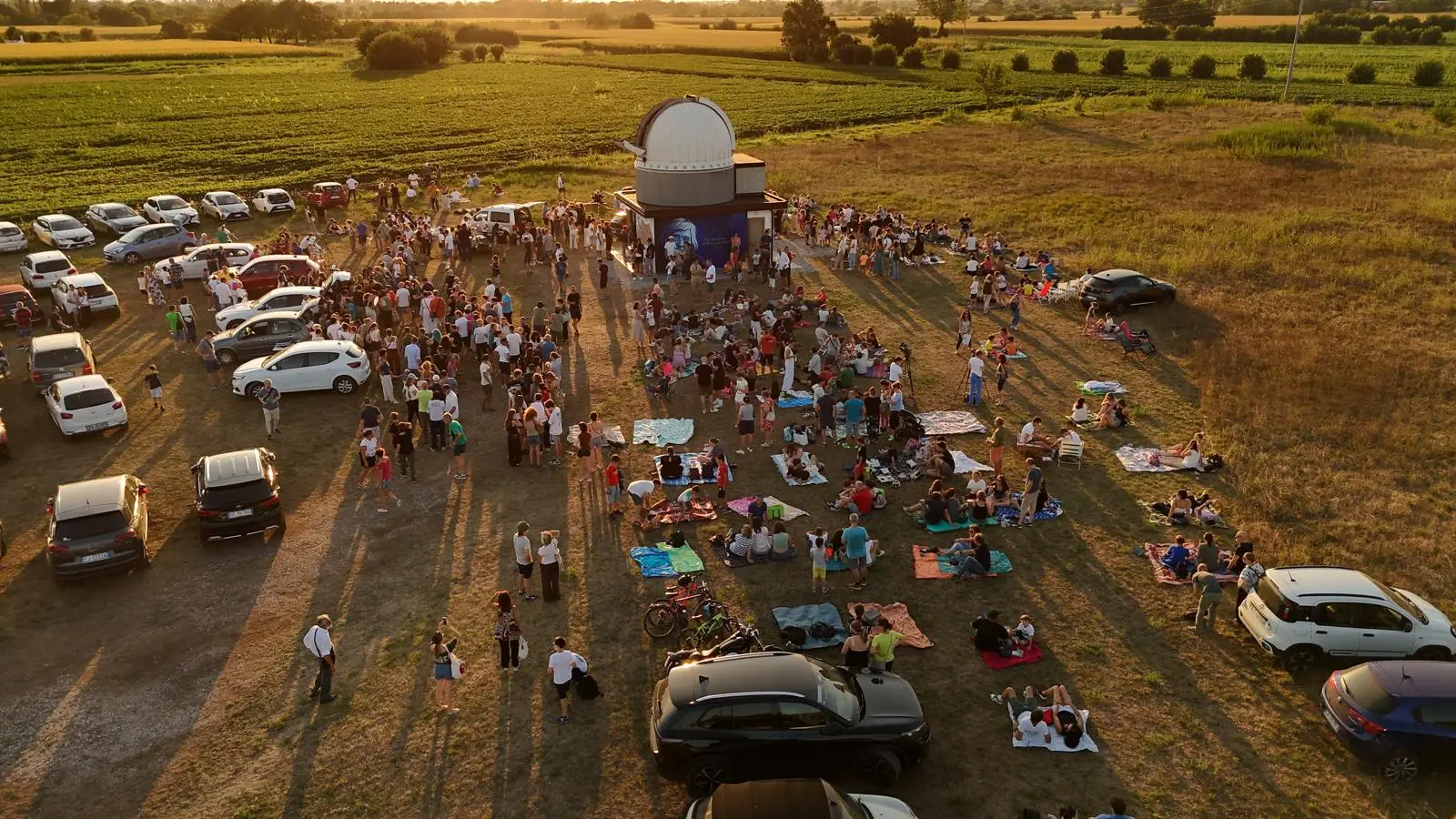 Una serata con 300 persone con gli occhi puntati verso il cielo all’Osservatorio degli astrofili di Talmassons. In tantissimi si sono ritrovati per osservare l’eclissi del 12 agosto, ammirando lo spettacolo astronomico attraverso gli strumenti e le immagini realizzate durante l’evento.