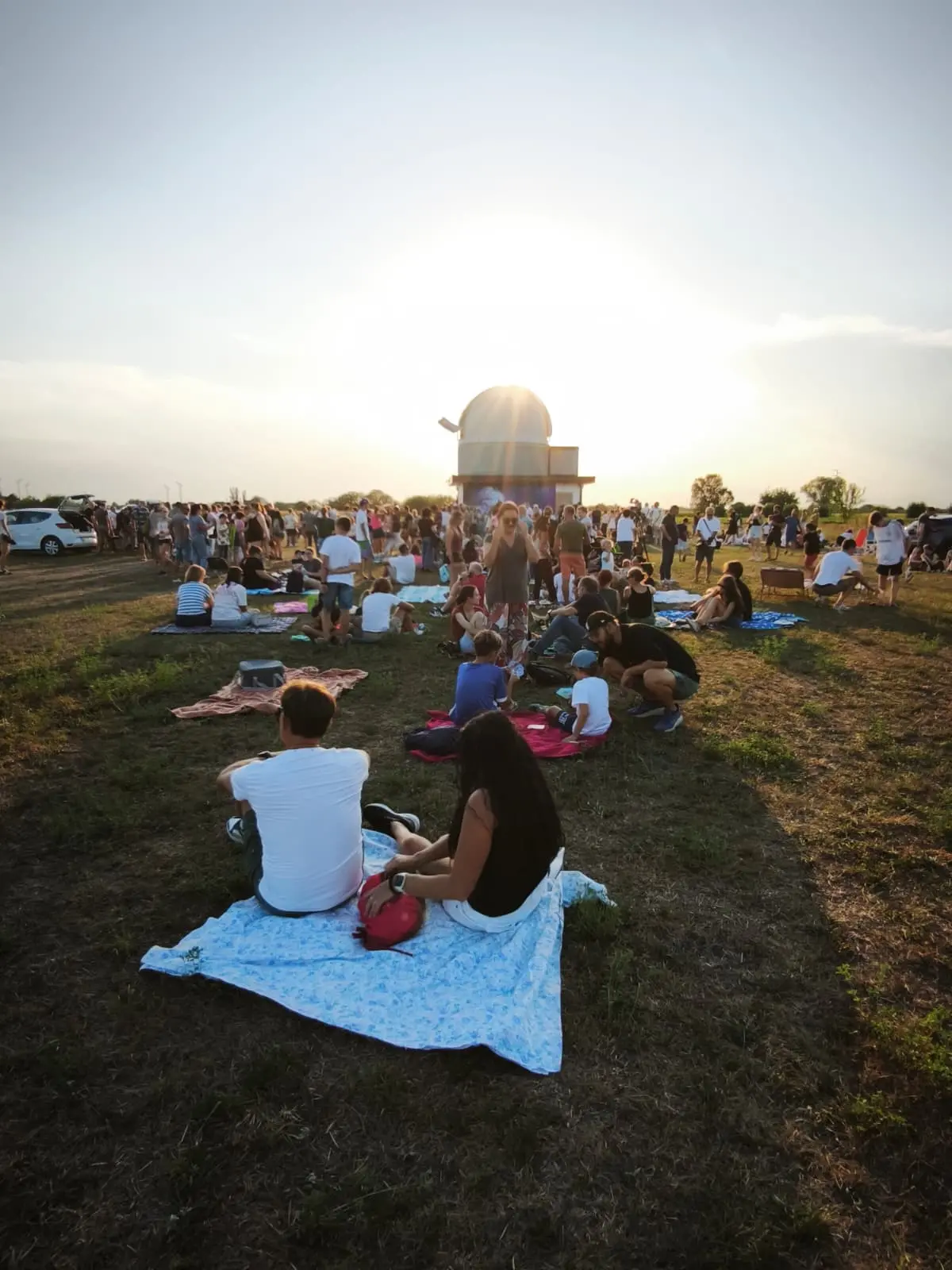 Una serata con 300 persone con gli occhi puntati verso il cielo all’Osservatorio degli astrofili di Talmassons. In tantissimi si sono ritrovati per osservare l’eclissi del 12 agosto, ammirando lo spettacolo astronomico attraverso gli strumenti e le immagini realizzate durante l’evento.