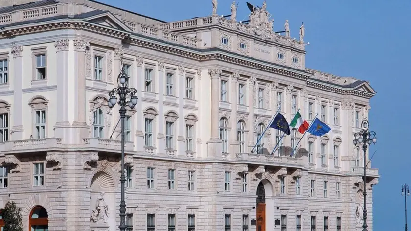 https://images.messaggeroveneto.it/view/acePublic/alias/contentid/1t37usr9aon7luleuwd/0/copia-di-palazzo-regione-fvg_1781034097633_colore1781034844.webp?f=16%3A9&amp;w=840