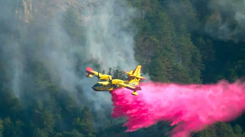 Il canadair in azione in Carnia
