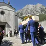 La bara di Cristian Pascoletti viene condotta all’interno della chiesa di San Floriano a Dordolla (foto Petrussi)
