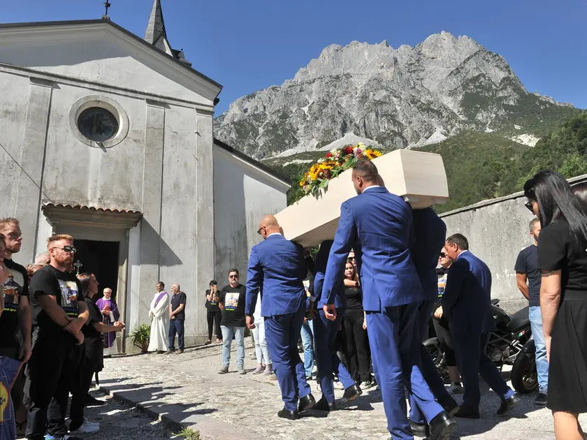 La bara di Cristian Pascoletti viene condotta all’interno della chiesa di San Floriano a Dordolla (foto Petrussi)