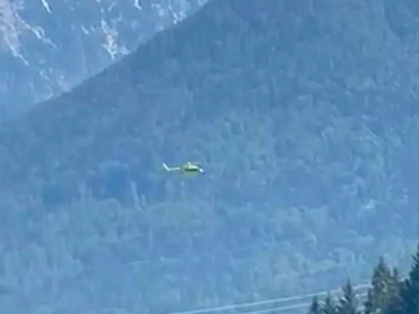 L’elisoccorso intervenuto per l’incidente a Tarvisio