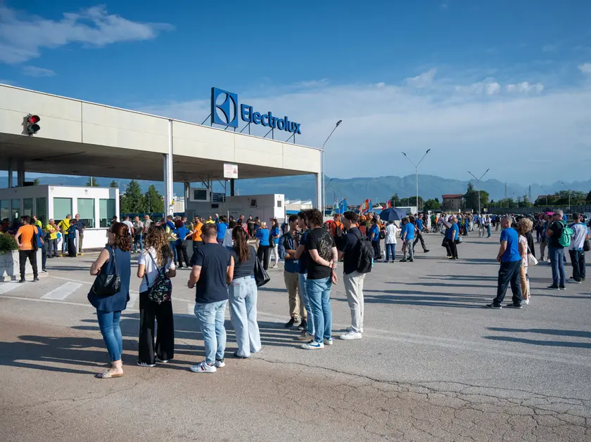 Lo sciopero allo stabilimento Electrolux di Porcia lo scorso 15 luglio (foto Petrussi / Marco Brisotto)