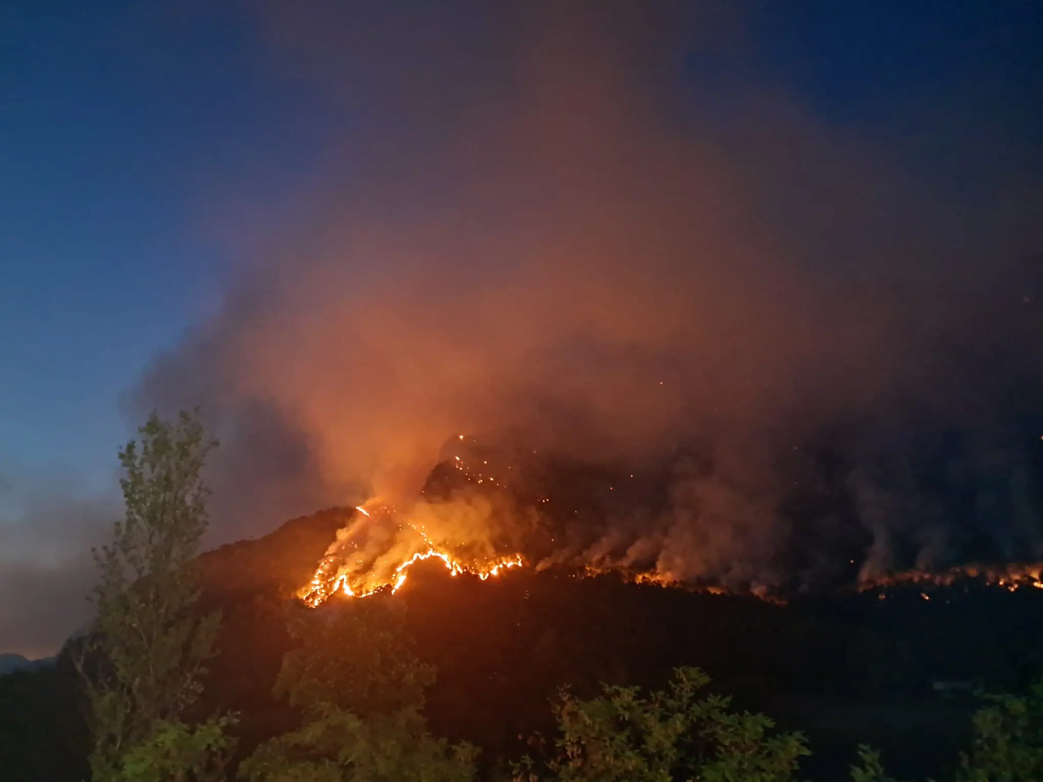 L'incendio verso le 22 di giovedì 13 agosto