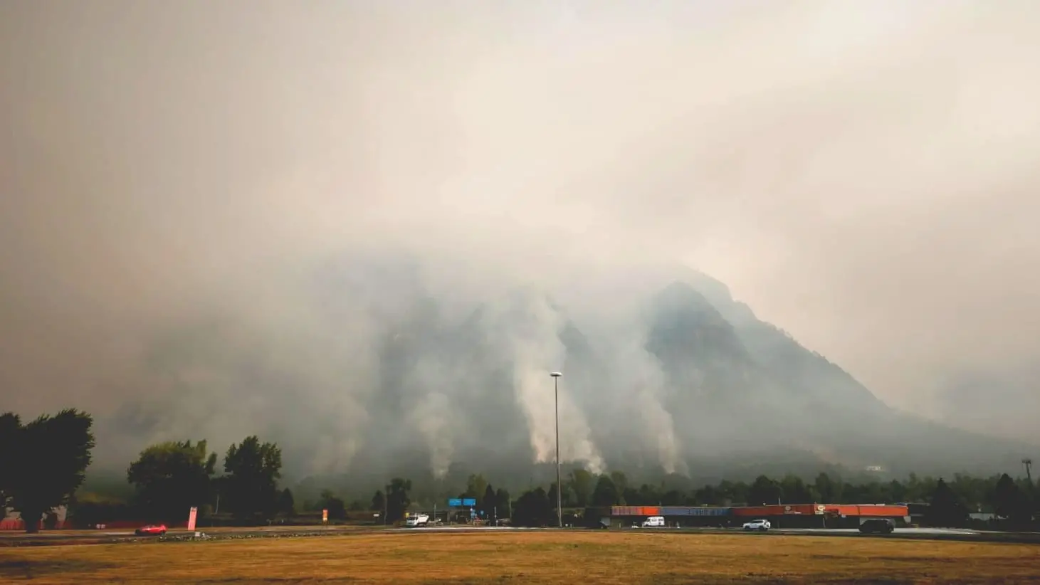 Le colonne di fumo degli incendi che stanno bruciando in Carnia sono visibili a chilometri di distanza e in alcune zone l’aria è diventata difficile da respirare. Una coltre grigia avvolge vallate e montagne, oscurando il cielo e cambiando il volto del paesaggio. Nella notte appena trascorsa, nel buio erano le fiamme sui versanti a illuminare la montagna, mentre con il giorno il fumo è tornato a dominare lo scenario.
