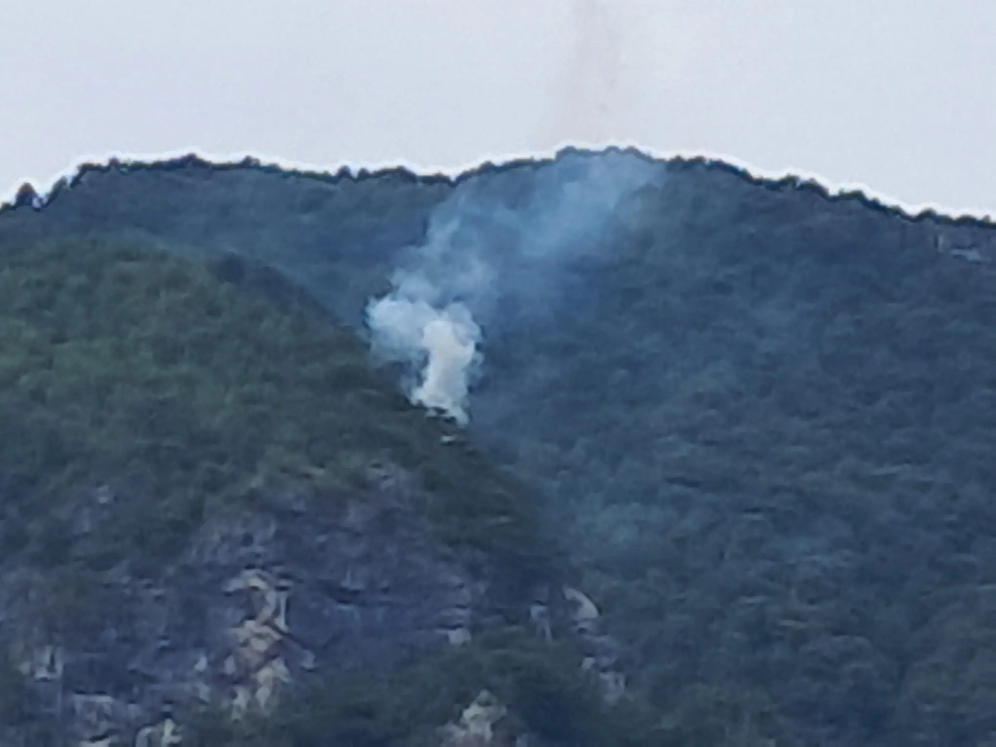 Le colonne di fumo degli incendi che stanno bruciando in Carnia sono visibili a chilometri di distanza e in alcune zone l’aria è diventata difficile da respirare. Una coltre grigia avvolge vallate e montagne, oscurando il cielo e cambiando il volto del paesaggio. Nella notte appena trascorsa, nel buio erano le fiamme sui versanti a illuminare la montagna, mentre con il giorno il fumo è tornato a dominare lo scenario.