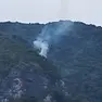 Le colonne di fumo degli incendi che stanno bruciando in Carnia sono visibili a chilometri di distanza e in alcune zone l’aria è diventata difficile da respirare. Una coltre grigia avvolge vallate e montagne, oscurando il cielo e cambiando il volto del paesaggio. Nella notte appena trascorsa, nel buio erano le fiamme sui versanti a illuminare la montagna, mentre con il giorno il fumo è tornato a dominare lo scenario.