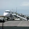 Passeggeri si imbarcano su un volo in partenza da Trieste Airport