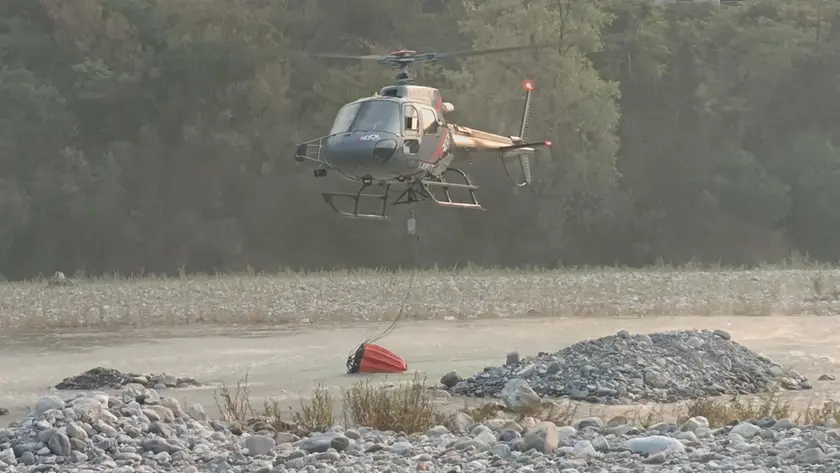 Brucia ancora la Carnia, spostato il campo base all'Amariana: in volo canadair, aerei e gli aiuti dalla Slovenia