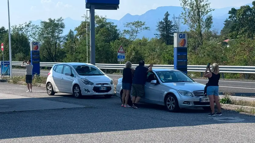In tanti si sono fermati in strada per fare una foto alle colonne di fumo provocate dagli incendi