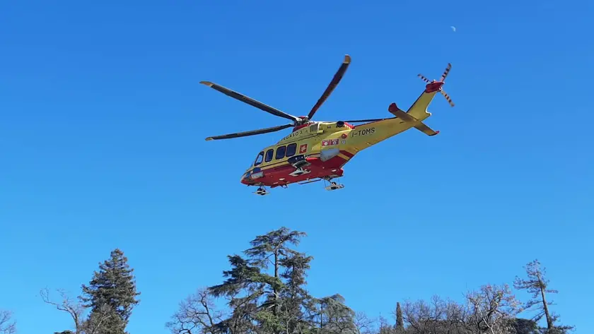 Perde il controllo della moto ed esce di strada: centauro ferito a Tramonti