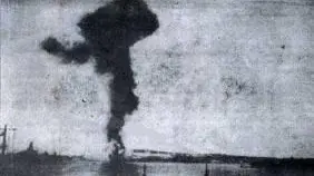La colonna di fumo che si alza dalla spiaggia di Vergarolla al momento della strage