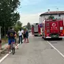 Vigili del fuoco e diversi passanti in via Sabotino a San Giovanni (Foto Ambrosio/Petrussi)
