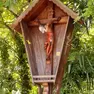 Il Crocifisso imbvrattato al parco di Chiarisacco a San Giorgio di Nogaro