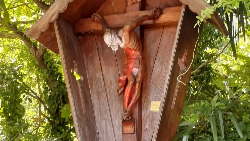 Il Crocifisso imbvrattato al parco di Chiarisacco a San Giorgio di Nogaro