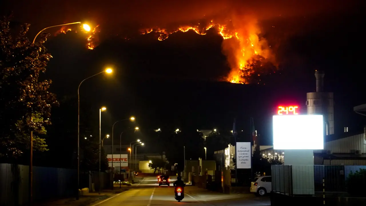 La foto della distruzione sull'Amariana vista da Tolmezzo (foto Andrea Siega)