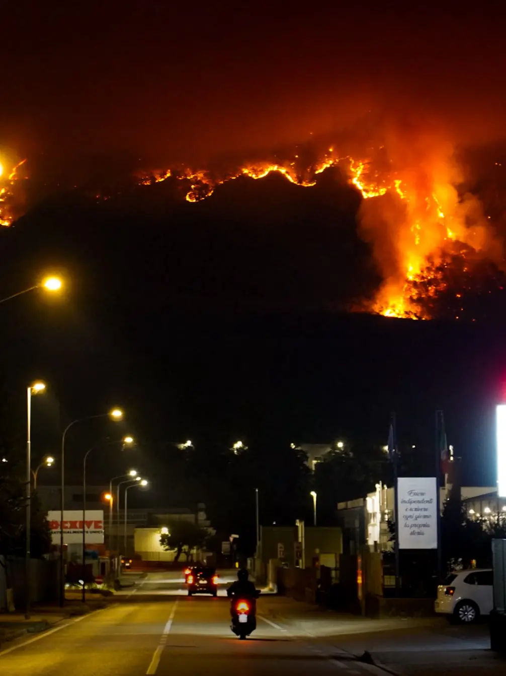 La foto della distruzione sull'Amariana vista da Tolmezzo (foto Andrea Siega)