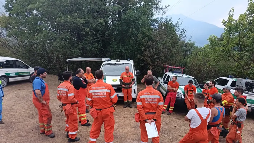 Le squadre pronte a intervenire per monitorare e contenere gli incendi in Carnia