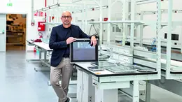 Greg Nicoloso, amministratore delegato di Asem, con un pc industriale in produzione