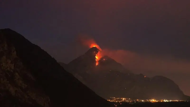 Incendio sull'Amariana visto dal drone (Foto Di Bernardo/Petrussi)