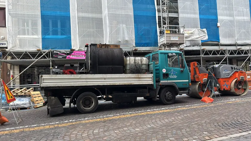Il cantiere allestito davanti alla gelateria
