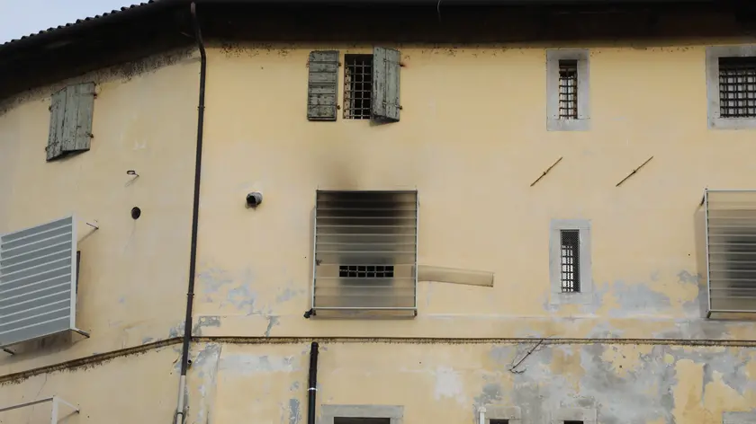 La finestra annerita del carcere di Pordenone