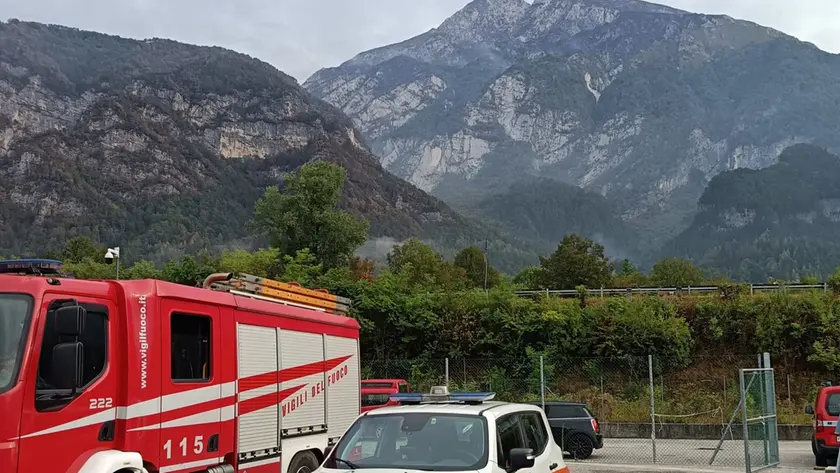 Pioggia e tregua sul Monte Amariana: il fuoco rallenta in Carnia, riapre la strada per Illegio
