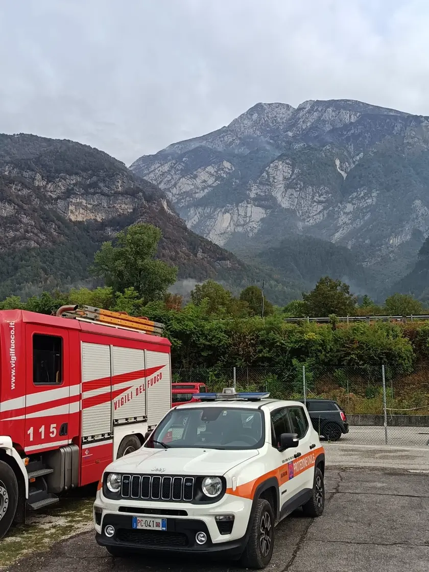 La pioggia ha fermato l'avanzata degli incendi in Carnia