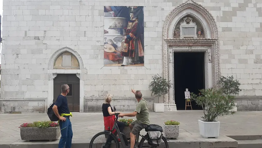 I preparativi per il Palio di San Donato e le transenne che indicano la chiusura del centro