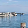 Il motoscafo abbandonato che sta piano piano affondando al pontile di riva Bioni
