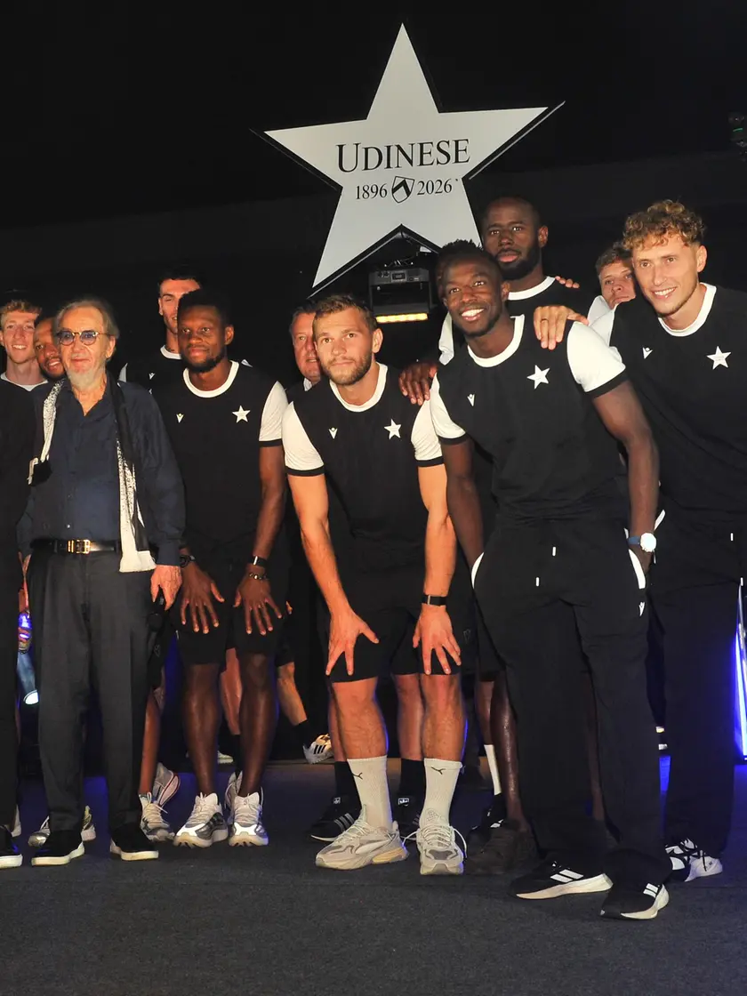 La foto di gruppo a fine serata sul palco allestito al parco Moretti (foto Petrussi)