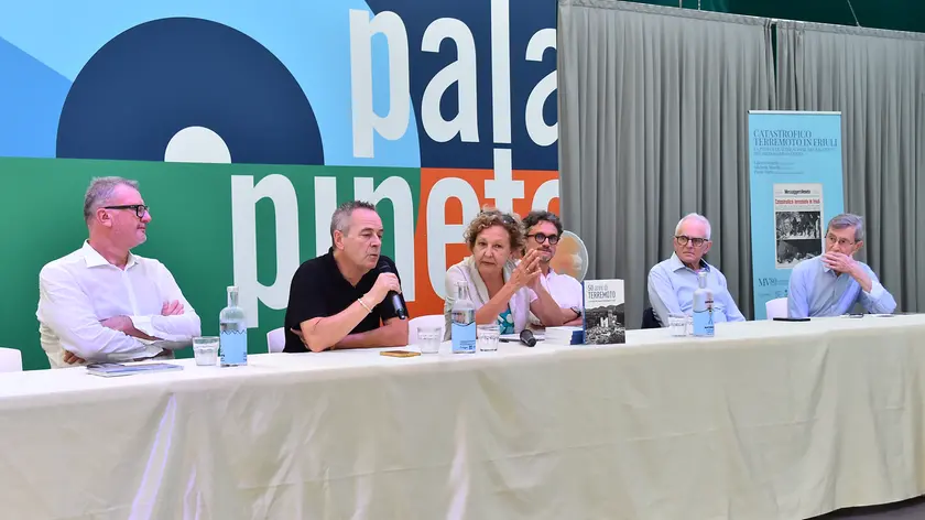 https://images.messaggeroveneto.it/view/acePublic/alias/contentid/1t8648esjvwnd9v8fdm/0/copia-di-lignano-19-agosto-2026-presentazione-libro-terremoto-foto-petrussi.webp?f=16%3A9&amp;w=840
