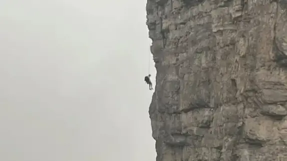 Sospesi nel vuoto, soccorsa coppia veneziana