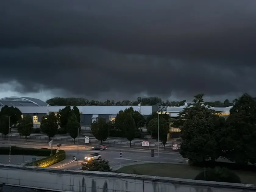 Un'immagine del cielo sopra Pordenone nel pomeriggio di oggi