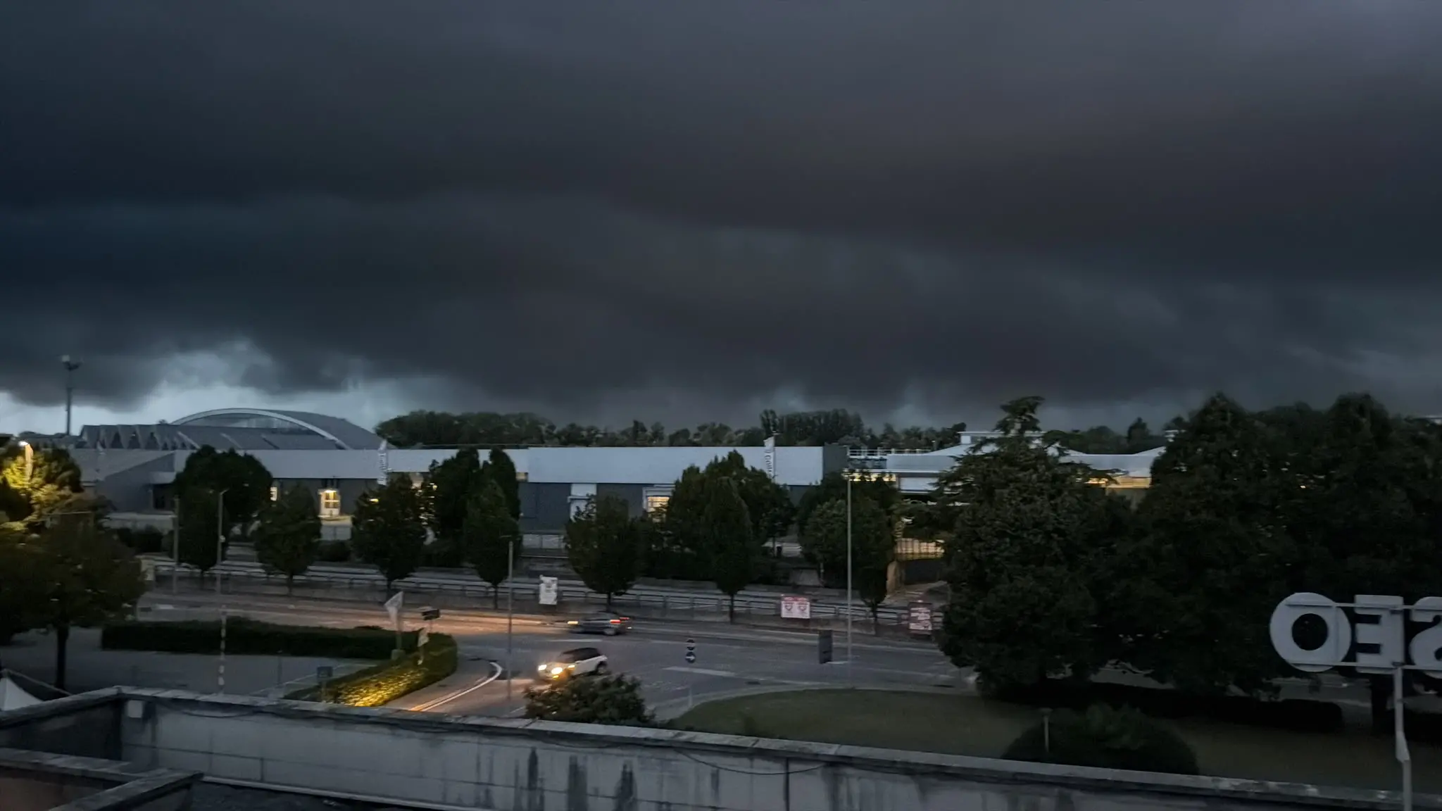 La grossa nube scura nel cielo sopra Pordenone