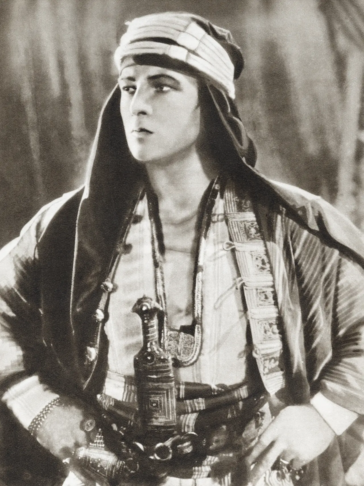 Rodolfo Valentino, al secolo Rodolfo Guglielmi di Valentina d’Antonguolla, in una foto scattata nel 1935
