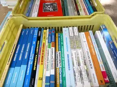 Una bancarella di libri scolastici usati