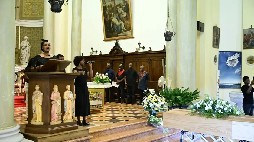 Il funerale del giovane Isaac, celebrato sabato a Casarsa (foto Favaretto/Petrussi)