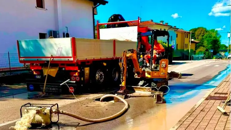 I tecnici dell’acquedotto al lavoro in via Colombo, allagatasi a Palse di Porcia