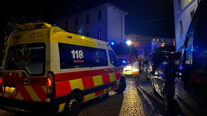 I mezzi di soccorso, 118 e vigili del fuoco, all’esterno della casa circondariale di Pordenone