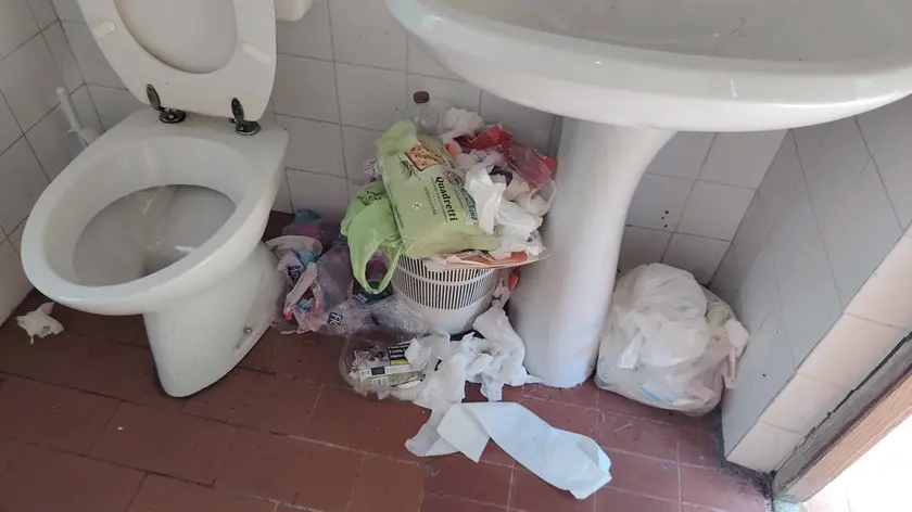 Le foto dei turisti mostrano cestini stracolmi e bagni sporchi