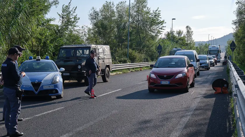 Agenti impegnati in controlli a Muggia (foto Massimo Silvano)