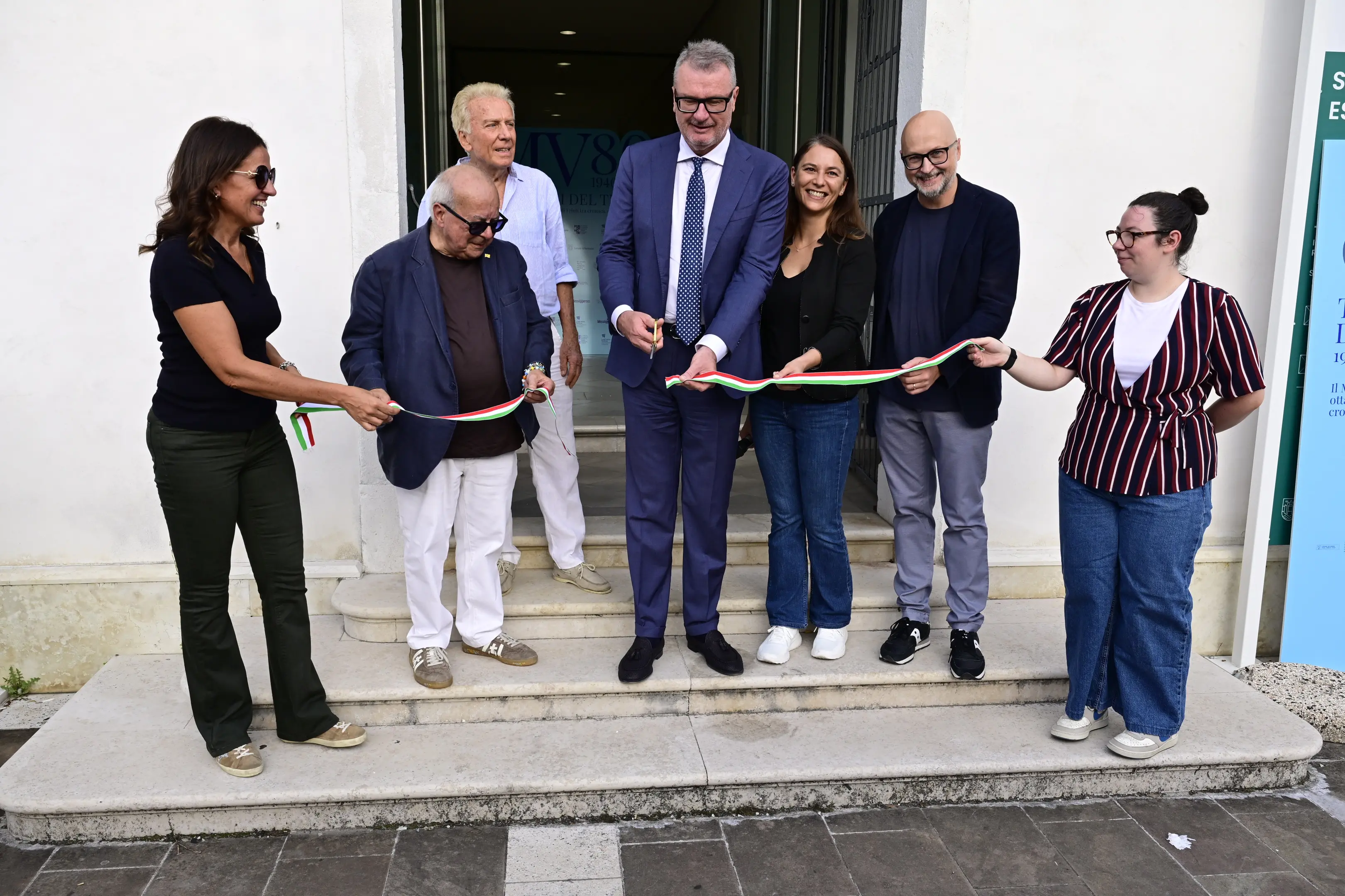 Il taglio del nastro della mostra a Pordenone ( Foto Petrussi/Riccardo Favaretto)