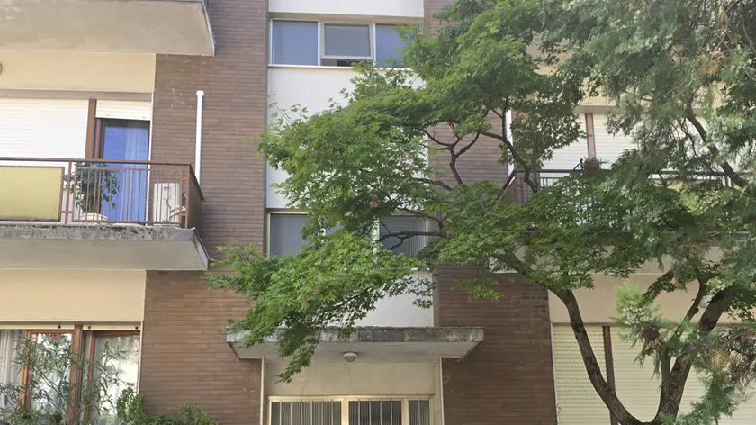 Il condominio di via Monte Pelmo dov’è avvenuta l’aggressione