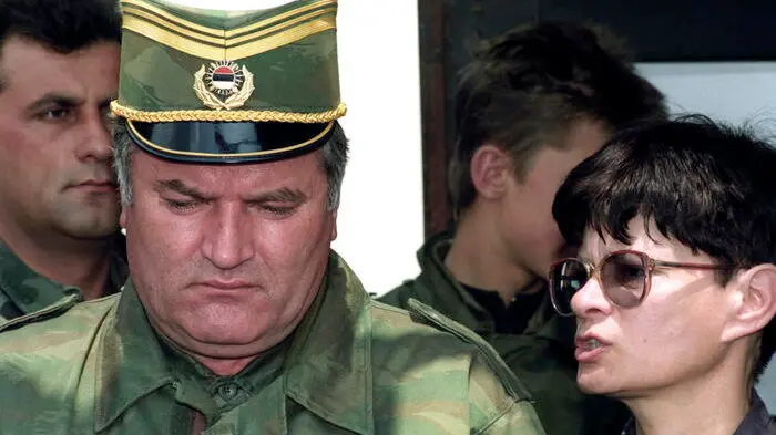 In una foto del 18 maggio 1993 l'ex comandante dei serbo bosniaci Ratko Mladic