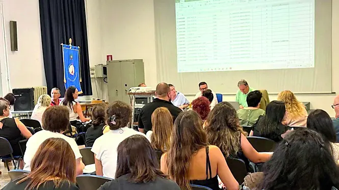 Le operazioni di conferimento nell'aula magna dell’istituto Deganutti
