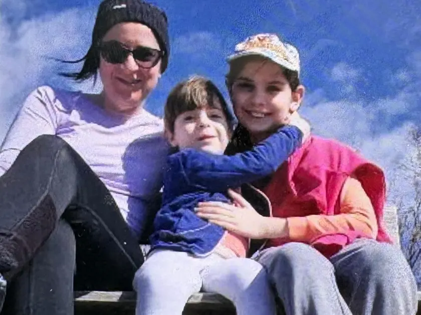 La mamma Jessica Foladore con le due figlie, Desiree (al centro) e Noemi