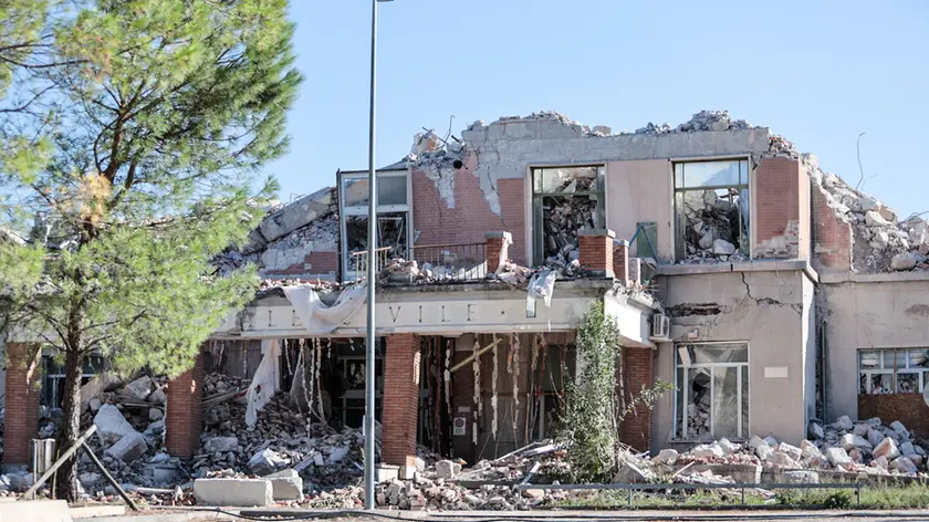 È praticata tutta a rasa al suolo la facciata dell’ex Civile. Foto Tibaldi