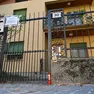 Davanti alla porta di casa qualcuno ha lasciato fiori e un lumino (Foto Petrussi)